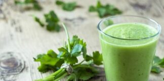 Sağlıklı yaşam bilincinin artmasıyla birlikte evde hazırlanan içecekler yeniden önem kazanmaya başladı. Özellikle ev yapımı smoothie, hem pratik hazırlanışı hem de doğal içeriği sayesinde günlük beslenmenin vazgeçilmezlerinden biri haline geldi. Taze meyve, sebze ve doğal ek bileşenlerle hazırlanan bu içecekler, hazır ürünlere kıyasla daha güvenilir bir alternatif sunuyor. Konulu bir haber görseli.