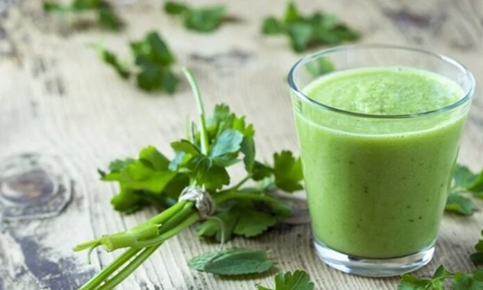 Sağlıklı yaşam bilincinin artmasıyla birlikte evde hazırlanan içecekler yeniden önem kazanmaya başladı. Özellikle ev yapımı smoothie, hem pratik hazırlanışı hem de doğal içeriği sayesinde günlük beslenmenin vazgeçilmezlerinden biri haline geldi. Taze meyve, sebze ve doğal ek bileşenlerle hazırlanan bu içecekler, hazır ürünlere kıyasla daha güvenilir bir alternatif sunuyor. Konulu bir haber görseli.