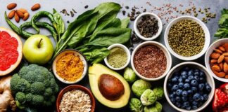 Evde yemek yapma alışkanlığı, son yıllarda sağlıklı yaşam arayışının en önemli unsurlarından biri haline gelmiştir. Evde sağlıklı yemek hazırlama, bireyin ne yediğini bilmesini, içerikleri kontrol etmesini ve beslenme düzenini kendi ihtiyaçlarına göre şekillendirmesini sağlar. Dışarıda tüketilen hazır yiyeceklerin artmasıyla birlikte, ev mutfağı yeniden güvenli ve dengeli beslenmenin merkezi olarak görülmeye başlanmıştır. Konulu bir haber görseli.