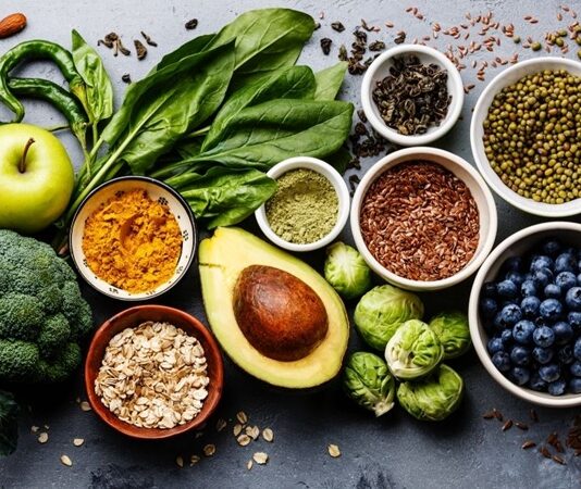 Evde Sağlıklı Yemek Hazırlama Günlük Yaşamda Dengeli Beslenmenin Anahtarı Evde yemek yapma alışkanlığı, son yıllarda sağlıklı yaşam arayışının en önemli unsurlarından biri haline gelmiştir. Evde sağlıklı yemek hazırlama, bireyin ne yediğini bilmesini, içerikleri kontrol etmesini ve beslenme düzenini kendi ihtiyaçlarına göre şekillendirmesini sağlar. Dışarıda tüketilen hazır yiyeceklerin artmasıyla birlikte, ev mutfağı yeniden güvenli ve dengeli beslenmenin merkezi olarak görülmeye başlanmıştır. Konulu bir haber görseli.