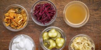 Son yıllarda beslenme dünyasında öne çıkan kavramlardan biri fermente gıda tüketimi oldu. Geleneksel mutfaklarda yüzyıllardır yer alan fermente ürünler, modern bilimsel araştırmaların da odağına girmesiyle yeniden değer kazandı. Yoğurt, kefir, turşu ve benzeri gıdalar artık yalnızca kültürel mirasın bir parçası olarak değil, aynı zamanda sağlıklı beslenme anlayışının önemli bileşenleri olarak görülüyor. Konulu bir haber görseli.