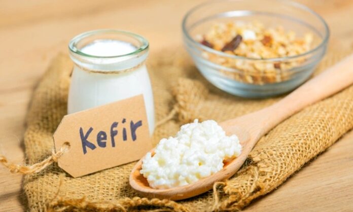 Fermente içecekler, son yıllarda sağlıklı yaşam ve doğal beslenme arayışlarının artmasıyla birlikte daha fazla gündeme gelmeye başlamıştır. Özellikle kefir ve kombucha, hem geleneksel geçmişleri hem de modern tüketim alışkanlıklarına uyum sağlamalarıyla dikkat çeken içecekler arasında yer almaktadır. Doğal fermantasyon sürecinden geçen bu içecekler, katkı maddesi içermeyen yapılarıyla öne çıkmaktadır. Konulu bir haber görseli.