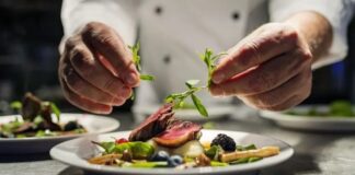 Yeme içme kültürü, tarih boyunca toplumların yaşam biçimini ve estetik anlayışını yansıtan önemli alanlardan biri olmuştur. Bu kültürün en rafine noktalarından biri olarak kabul edilen fine dining restoranlar, yalnızca yemek yenilen mekânlar değil, başlı başına birer deneyim alanı olarak öne çıkar. Sunumdan servise, mekân tasarımından menü kurgusuna kadar her ayrıntının titizlikle planlandığı bu restoranlar, gastronomiyi sanatsal bir boyuta taşır. Konulu bir haber görseli.