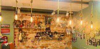 Modern şehir hayatının hızlı temposu içinde insanlar, geçmişe dair sıcak duygular uyandıran mekânlara her zamankinden daha fazla ilgi göstermeye başladı. Bu ilginin merkezinde ise nostaljik kafeler yer alıyor. Eski eşyalarla dekore edilmiş, geçmiş yılların müziklerini yaşatan ve samimi atmosferiyle öne çıkan bu kafeler, ziyaretçilerine yalnızca bir içecek değil, aynı zamanda bir zaman yolculuğu sunuyor. Nostaljik kafeler, anıları tazeleyen yapısıyla şehir yaşamında özel bir konuma sahip. Konulu bir haber görseli.