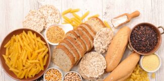 Son yıllarda beslenme alışkanlıklarında dikkat çekici bir dönüşüm yaşanıyor. Özellikle gıdaların içeriğine yönelik artan farkındalık, bireyleri daha sade ve doğal beslenme modellerine yöneltiyor. Bu modeller arasında glutensiz doğal beslenme, yalnızca çölyak hastaları için değil, genel sağlığını korumak isteyen geniş bir kesim için de ilgi odağı haline gelmiş durumda. İşlenmiş gıdalardan uzak durma eğilimi, glutensiz beslenmenin doğal içeriklerle birleşmesini daha da anlamlı kılıyor. Konulu bir haber görseli.