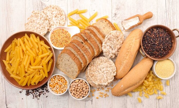 Son yıllarda beslenme alışkanlıklarında dikkat çekici bir dönüşüm yaşanıyor. Özellikle gıdaların içeriğine yönelik artan farkındalık, bireyleri daha sade ve doğal beslenme modellerine yöneltiyor. Bu modeller arasında glutensiz doğal beslenme, yalnızca çölyak hastaları için değil, genel sağlığını korumak isteyen geniş bir kesim için de ilgi odağı haline gelmiş durumda. İşlenmiş gıdalardan uzak durma eğilimi, glutensiz beslenmenin doğal içeriklerle birleşmesini daha da anlamlı kılıyor. Konulu bir haber görseli.