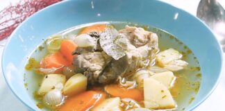 Beslenme alışkanlıklarının değişmesiyle birlikte pişirme yöntemleri de daha fazla sorgulanır hale geldi. Özellikle doğal ve sade beslenmeye yönelen bireyler için haşlama, hem pratik hem de sağlıklı bir pişirme yöntemi olarak öne çıkıyor. Yiyeceklerin su veya buhar yardımıyla pişirilmesi esasına dayanan bu yöntem, besinlerin yapısını mümkün olduğunca korumayı hedefliyor. Konulu bir haber görseli.