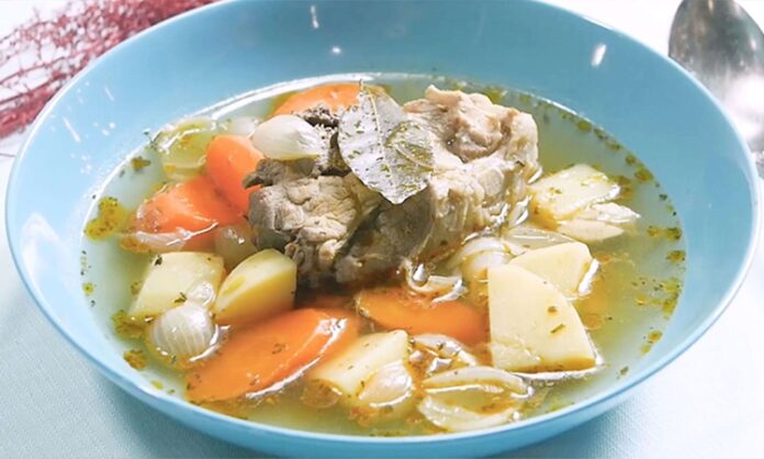 Beslenme alışkanlıklarının değişmesiyle birlikte pişirme yöntemleri de daha fazla sorgulanır hale geldi. Özellikle doğal ve sade beslenmeye yönelen bireyler için haşlama, hem pratik hem de sağlıklı bir pişirme yöntemi olarak öne çıkıyor. Yiyeceklerin su veya buhar yardımıyla pişirilmesi esasına dayanan bu yöntem, besinlerin yapısını mümkün olduğunca korumayı hedefliyor. Konulu bir haber görseli.