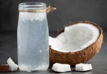 Hindistan Cevizi Suyu Doğadan Gelen Ferahlatıcı Güç Hindistan cevizi suyu, tropikal bölgelerin doğal zenginliklerinden biri olarak son yıllarda dünya genelinde büyük ilgi görüyor. Doğal içeriği, hafif tadı ve ferahlatıcı yapısıyla öne çıkan hindistan cevizi suyu, yalnızca egzotik bir içecek olmanın ötesine geçerek sağlıklı yaşam trendlerinin önemli bir parçası haline gelmiş durumda. Özellikle katkısız ve doğal ürünlere yönelen tüketiciler için bu içecek, dikkat çeken bir alternatif sunuyor. Konulu bir haber görseli.