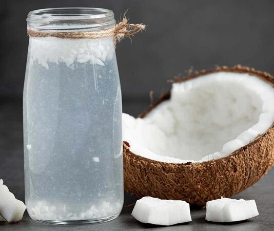 Hindistan cevizi suyu, tropikal bölgelerin doğal zenginliklerinden biri olarak son yıllarda dünya genelinde büyük ilgi görüyor. Doğal içeriği, hafif tadı ve ferahlatıcı yapısıyla öne çıkan hindistan cevizi suyu, yalnızca egzotik bir içecek olmanın ötesine geçerek sağlıklı yaşam trendlerinin önemli bir parçası haline gelmiş durumda. Özellikle katkısız ve doğal ürünlere yönelen tüketiciler için bu içecek, dikkat çeken bir alternatif sunuyor. Konulu bir haber görseli.