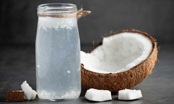 Hindistan cevizi suyu, tropikal bölgelerin doğal zenginliklerinden biri olarak son yıllarda dünya genelinde büyük ilgi görüyor. Doğal içeriği, hafif tadı ve ferahlatıcı yapısıyla öne çıkan hindistan cevizi suyu, yalnızca egzotik bir içecek olmanın ötesine geçerek sağlıklı yaşam trendlerinin önemli bir parçası haline gelmiş durumda. Özellikle katkısız ve doğal ürünlere yönelen tüketiciler için bu içecek, dikkat çeken bir alternatif sunuyor. Konulu bir haber görseli.