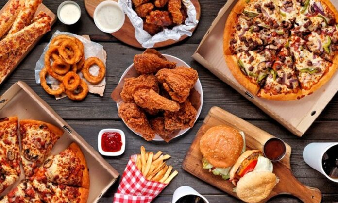 Fast food zincirleri, modern şehir yaşamının hızına uyum sağlayan en belirgin yeme içme modellerinden biri olarak öne çıkıyor. Kısa sürede hazırlanabilen menüler, standart lezzet anlayışı ve ulaşılabilir fiyat politikaları sayesinde bu restoranlar, dünyanın hemen her köşesinde geniş bir müşteri kitlesine hitap ediyor. Günümüzde fast food zincirleri, yalnızca pratik bir yemek seçeneği olmanın ötesine geçerek küresel tüketim kültürünün önemli bir parçası hâline gelmiş durumda. Konulu bir haber görseli.