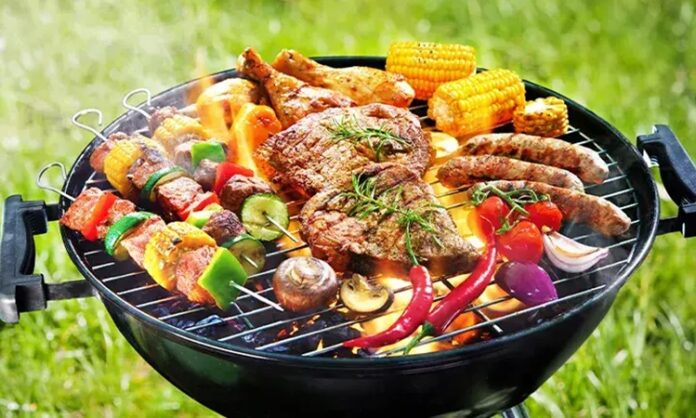 Beslenme alışkanlıklarının dönüşmesiyle birlikte pişirme yöntemleri de daha fazla önem kazanmaya başladı. Geleneksel mutfak kültüründe önemli bir yere sahip olan ızgara pişirme, günümüzde hem lezzet hem de sağlık açısından yeniden değerlendirilen yöntemlerden biri olarak öne çıkıyor. Yiyeceklerin doğrudan ateş ya da yüksek ısı ile temas ederek pişirilmesi, kendine özgü aromalar ortaya çıkarırken dengeli beslenme anlayışıyla da uyum sağlayabiliyor. Konulu bir haber görseli.