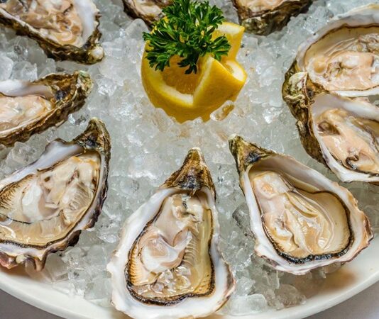 Kabuklu deniz ürünleri, hem besleyici özellikleri hem de ekonomik değeriyle son yıllarda daha fazla gündeme gelmeye başladı. Denizlerden elde edilen bu ürünler, sağlıklı beslenme trendlerinin yükselmesiyle birlikte yalnızca mutfaklarda değil, tarım ve gıda politikalarında da önemli bir yer edinmiş durumda. Özellikle kabuklu deniz ürünleri, protein bakımından zengin yapısı ve düşük yağ oranıyla dikkat çekiyor. Uzmanlar, düzenli ve dengeli tüketildiğinde bu ürünlerin insan sağlığına çok yönlü katkılar sunduğunu belirtiyor. Konulu bir haber görseli.