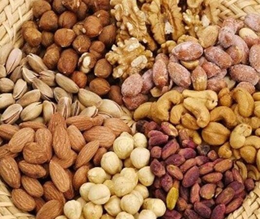 Kabuklu yemişler, yüzyıllardır farklı kültürlerde hem besin kaynağı hem de şifa unsuru olarak tüketilen değerli gıdalar arasında yer alıyor. Günümüzde ise modern beslenme anlayışıyla birlikte bu doğal ürünlerin önemi daha da artmış durumda. Badem, ceviz, fındık, antep fıstığı ve kajunun yer aldığı bu grup, içerdiği zengin besin öğeleri sayesinde hem günlük enerji ihtiyacını karşılamaya yardımcı oluyor hem de uzun vadede sağlığı destekleyen etkiler sunuyor. Özellikle doğal ve dengeli beslenmeye yönelen bireyler için kabuklu yemişler, vazgeçilmez bir seçenek olarak öne çıkıyor. Konulu bir haber görseli.