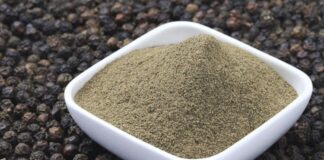 Karabiberin Kökeninden Sofralara Uzanan Yolculuğu Karabiber, dünya mutfaklarının vazgeçilmez baharatlarından biri olarak hem lezzeti hem de tarihsel değeriyle dikkat çeker. Yüzyıllardır ticaret yollarının merkezinde yer alan karabiber, sadece bir tatlandırıcı değil, aynı zamanda kültürler arası etkileşimin de önemli bir parçası olmuştur. Günümüzde hemen her mutfakta bulunan bu baharat, geçmişte altınla yarışacak kadar değerli kabul edilmiştir. Konulu bir haber görseli.