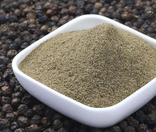 Karabiber, dünya mutfaklarının vazgeçilmez baharatlarından biri olarak hem lezzeti hem de tarihsel değeriyle dikkat çeker. Yüzyıllardır ticaret yollarının merkezinde yer alan karabiber, sadece bir tatlandırıcı değil, aynı zamanda kültürler arası etkileşimin de önemli bir parçası olmuştur. Günümüzde hemen her mutfakta bulunan bu baharat, geçmişte altınla yarışacak kadar değerli kabul edilmiştir. Konulu bir haber görseli.