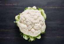 Sebze dünyasının en çok yönlü üyelerinden biri olan karnabahar, son yıllarda sağlıklı beslenme akımlarının etkisiyle yeniden popülerlik kazandı. Dışarıdan sade ve mütevazı bir görünüme sahip olan karnabahar, içerdiği zengin besin değerleriyle adeta bir sağlık deposu olarak tanımlanıyor. Özellikle düşük kalorili yapısı ve lif açısından zengin içeriği sayesinde karnabahar, diyet listelerinin vazgeçilmez sebzeleri arasında yer alıyor. Konulu bir haber görseli.