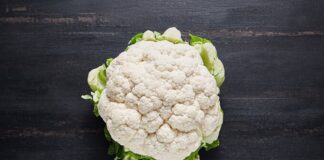 Sebze dünyasının en çok yönlü üyelerinden biri olan karnabahar, son yıllarda sağlıklı beslenme akımlarının etkisiyle yeniden popülerlik kazandı. Dışarıdan sade ve mütevazı bir görünüme sahip olan karnabahar, içerdiği zengin besin değerleriyle adeta bir sağlık deposu olarak tanımlanıyor. Özellikle düşük kalorili yapısı ve lif açısından zengin içeriği sayesinde karnabahar, diyet listelerinin vazgeçilmez sebzeleri arasında yer alıyor. Konulu bir haber görseli.