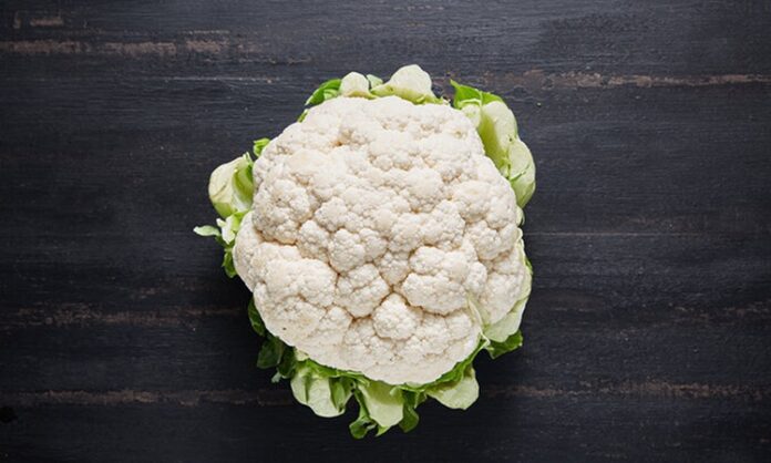 Sebze dünyasının en çok yönlü üyelerinden biri olan karnabahar, son yıllarda sağlıklı beslenme akımlarının etkisiyle yeniden popülerlik kazandı. Dışarıdan sade ve mütevazı bir görünüme sahip olan karnabahar, içerdiği zengin besin değerleriyle adeta bir sağlık deposu olarak tanımlanıyor. Özellikle düşük kalorili yapısı ve lif açısından zengin içeriği sayesinde karnabahar, diyet listelerinin vazgeçilmez sebzeleri arasında yer alıyor. Konulu bir haber görseli.