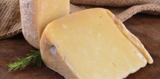 Türk mutfağının en çok tüketilen süt ürünlerinden biri olan kaşar peyniri, hem lezzeti hem de çok yönlü kullanımıyla sofraların vazgeçilmezi olmaya devam ediyor. Kahvaltıdan ana yemeklere, sandviçlerden hamur işlerine kadar geniş bir alanda kullanılan kaşar peyniri, her yaştan tüketicinin favori ürünleri arasında yer alıyor. Özellikle eriyen yapısı ve yoğun aroması sayesinde mutfaklarda sıkça tercih edilen kaşar peyniri, son yıllarda artan üretim kapasitesiyle de dikkat çekiyor. Konulu bir haber görseli.