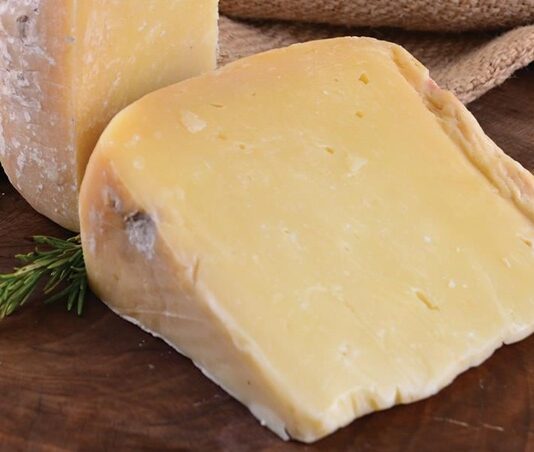 Türk mutfağının en çok tüketilen süt ürünlerinden biri olan kaşar peyniri, hem lezzeti hem de çok yönlü kullanımıyla sofraların vazgeçilmezi olmaya devam ediyor. Kahvaltıdan ana yemeklere, sandviçlerden hamur işlerine kadar geniş bir alanda kullanılan kaşar peyniri, her yaştan tüketicinin favori ürünleri arasında yer alıyor. Özellikle eriyen yapısı ve yoğun aroması sayesinde mutfaklarda sıkça tercih edilen kaşar peyniri, son yıllarda artan üretim kapasitesiyle de dikkat çekiyor. Konulu bir haber görseli.