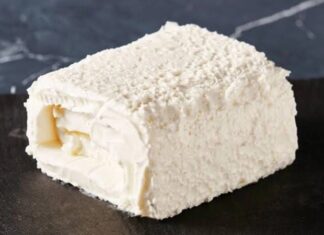 Kaymak ve Tereyağı Sofraların Vazgeçilmez Lezzetleri Arasında Yerini Koruyor Türk mutfağının en köklü ve en sevilen ürünleri arasında yer alan kaymak ve tereyağı, hem geleneksel sofralarda hem de modern mutfaklarda güçlü bir konuma sahiptir. Süt ürünleri arasında özel bir yere sahip olan bu iki lezzet, kahvaltıdan ana yemeklere, tatlılardan hamur işlerine kadar geniş bir kullanım alanına sahiptir. Özellikle doğal üretim yöntemlerine olan ilginin artmasıyla birlikte doğal kaymak ve tereyağı yeniden ön plana çıkmıştır. Konulu bir haber görseli.