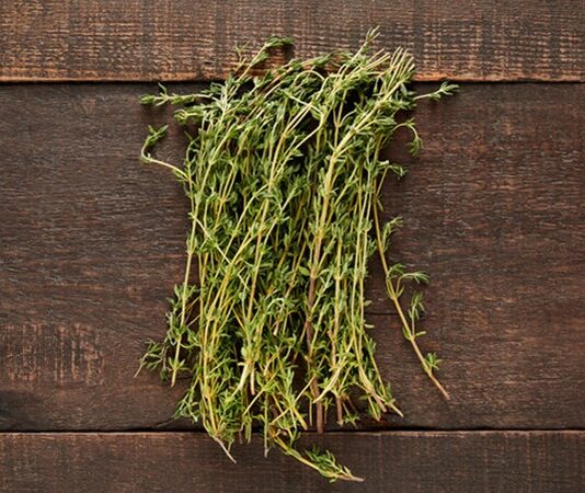 Kekik, doğanın sunduğu en güçlü aromalardan birine sahip bitkiler arasında yer alır. Yüzyıllardır hem mutfak kültüründe hem de geleneksel kullanım alanlarında kendine sağlam bir yer edinen kekik, özellikle Akdeniz coğrafyasıyla özdeşleşmiş bir bitkidir. Keskin kokusu ve yoğun tadı sayesinde az miktarla bile yemeklerin karakterini değiştirebilen bu bitki, geçmişten günümüze değerini korumayı başarmıştır. Konulu bir haber görseli