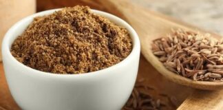 Kimyonun Tarihten Günümüze Uzanan Baharat Yolculuğu Kimyon, kendine özgü aroması ve keskin tadıyla dünya mutfaklarında önemli bir yere sahip olan köklü bir baharattır. Binlerce yıllık geçmişi bulunan kimyon, sadece yemeklere lezzet katan bir unsur değil, aynı zamanda kültürel alışkanlıkların ve geleneksel mutfakların da ayrılmaz bir parçası olarak görülür. Özellikle Orta Doğu, Anadolu, Hint ve Akdeniz mutfaklarında yaygın şekilde kullanılan kimyon, zaman içinde farklı toplumların damak zevkine uyum sağlamıştır. Konulu bir haber görseli.