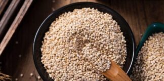 Son yıllarda beslenme alışkanlıklarında yaşanan değişim, sofralara giren ürünleri de çeşitlendirdi. Bu ürünlerin başında yer alan kinoa tüketimi, hem sağlıklı yaşam arayışında olan bireylerin hem de dengeli beslenmeyi önemseyen ailelerin dikkatini çekiyor. Güney Amerika kökenli olan kinoa, artık sadece alternatif mutfakların değil, günlük beslenmenin de önemli bir parçası haline gelmiş durumda. Konulu bir haber görseli.