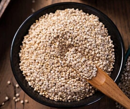 Son yıllarda beslenme alışkanlıklarında yaşanan değişim, sofralara giren ürünleri de çeşitlendirdi. Bu ürünlerin başında yer alan kinoa tüketimi, hem sağlıklı yaşam arayışında olan bireylerin hem de dengeli beslenmeyi önemseyen ailelerin dikkatini çekiyor. Güney Amerika kökenli olan kinoa, artık sadece alternatif mutfakların değil, günlük beslenmenin de önemli bir parçası haline gelmiş durumda. Konulu bir haber görseli.