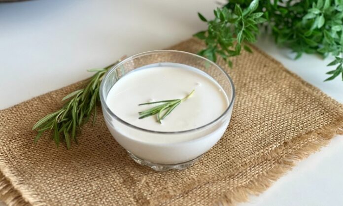 Süt ürünleri arasında hem tatlı hem de tuzlu tariflerde geniş kullanım alanına sahip olan krema, son yıllarda mutfakların en popüler bileşenlerinden biri haline geldi. Profesyonel şeflerden ev kullanıcılarına kadar geniş bir kitle tarafından tercih edilen krema, yemeklere kattığı yumuşak doku ve zengin aroma sayesinde gastronomide özel bir yere sahip. Özellikle modern mutfak trendlerinin yükselişiyle birlikte krema tüketimi belirgin şekilde artmış durumda. Konulu bir haber görseli.