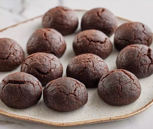 Ev mutfağından pastanelere kadar uzanan geniş bir lezzet dünyasında kurabiye ve kekler, her yaş grubunun ortak damak zevkinde kendine sağlam bir yer edinmiş durumda. Çayın, kahvenin ve özel günlerin ayrılmaz parçası olan bu tatlılar, yalnızca birer hamur işi değil, aynı zamanda paylaşım kültürünün de önemli bir simgesi olarak görülüyor. Günümüzde değişen tüketim alışkanlıklarına rağmen kurabiye ve kekler, geleneksel yönlerini koruyarak popülerliğini sürdürmeye devam ediyor. Konulu bir haber görseli.