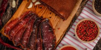 Kuru et ve pastırma, yüzyıllardır farklı coğrafyalarda tüketilen ve özellikle Anadolu mutfağında önemli bir yere sahip olan geleneksel et ürünleri arasında bulunuyor. Dayanıklılığı, yoğun aroması ve uzun süre saklanabilme özelliği sayesinde kuru et ve pastırma, hem geçmişte hem de günümüzde sofraların vazgeçilmezleri arasında yer alıyor. Modern üretim teknikleri gelişmiş olsa da bu ürünlerin temelinde hâlâ geleneksel yöntemler ve ustalık bilgisi bulunuyor. Konulu bir haber görseli.