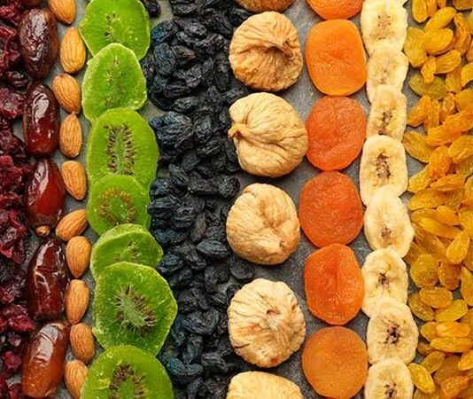 Kurutulmuş meyveler, geleneksel beslenme kültürünün en eski ve en dayanıklı gıda ürünleri arasında yer alırken, günümüzde sağlıklı yaşam trendleriyle birlikte yeniden popülerlik kazanıyor. Doğal yöntemlerle suyunun alınması sayesinde uzun süre saklanabilen kurutulmuş meyveler, hem lezzetleri hem de besin değerleriyle dikkat çekiyor. Özellikle şehir hayatında pratik ve besleyici atıştırmalık arayışında olan tüketiciler için önemli bir alternatif oluşturuyor. Konulu bir haber görseli.