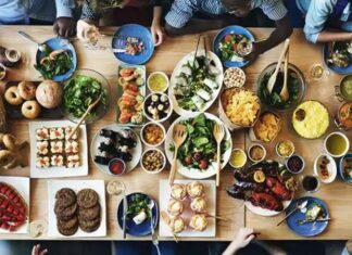 Dünya mutfağı restoranları, farklı kültürlerin yeme içme anlayışını tek bir çatı altında buluşturan özel mekânlar olarak gastronomi dünyasında önemli bir yere sahiptir. Küreselleşmenin etkisiyle birlikte seyahat etmeden farklı ülkelerin tatlarını deneyimleme isteği artmış, bu durum dünya mutfağı restoranları kavramını daha da popüler hâle getirmiştir. Bugün büyük şehirlerden küçük yerleşimlere kadar pek çok noktada bu restoranlara rastlamak mümkündür. Konulu bir haber görseli.