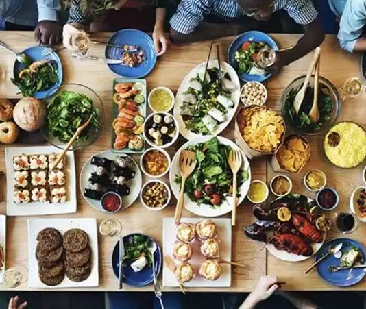 Dünya mutfağı restoranları, farklı kültürlerin yeme içme anlayışını tek bir çatı altında buluşturan özel mekânlar olarak gastronomi dünyasında önemli bir yere sahiptir. Küreselleşmenin etkisiyle birlikte seyahat etmeden farklı ülkelerin tatlarını deneyimleme isteği artmış, bu durum dünya mutfağı restoranları kavramını daha da popüler hâle getirmiştir. Bugün büyük şehirlerden küçük yerleşimlere kadar pek çok noktada bu restoranlara rastlamak mümkündür. Konulu bir haber görseli.