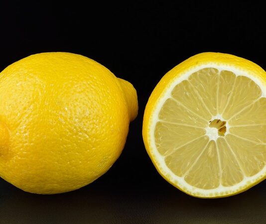 Akdeniz ikliminin en belirgin meyvelerinden biri olan limon, keskin aroması ve ferahlatıcı tadıyla yüzyıllardır sofralarda kendine yer bulmaktadır. Yalnızca mutfakların vazgeçilmez bir tamamlayıcısı değil, aynı zamanda tarım, kültür ve günlük yaşamın önemli bir parçası olan limon, farklı kullanım alanlarıyla dikkat çeker. Günümüzde sağlıklı beslenme eğilimlerinin güçlenmesiyle birlikte limon tüketimi, geleneksel alışkanlıkların ötesine geçerek modern yaşamın ritmine uyum sağlamıştır. Konulu bir haber görseli.