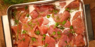 Marine edilmiş etler, son yıllarda hem ev mutfaklarında hem de restoran menülerinde giderek daha fazla yer almaya başladı. Etin çeşitli soslar, baharatlar ve doğal bileşenlerle bekletilmesiyle elde edilen marine edilmiş etler, pişirme süresini kısaltması ve lezzeti artırmasıyla öne çıkıyor. Günlük yaşam temposunun hızlanması, tüketicileri daha pratik ama aynı zamanda lezzetli seçeneklere yönlendirirken bu ürünler önemli bir alternatif haline geliyor. Konulu bir haber görseli.