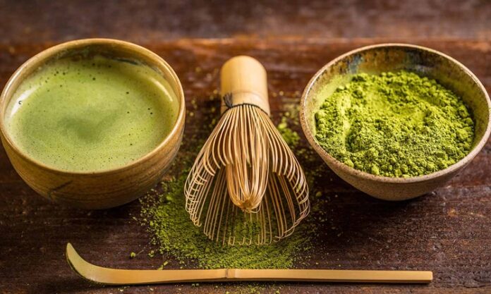 Matcha, son yıllarda sağlıklı yaşam trendlerinin yükselmesiyle birlikte dünya genelinde büyük ilgi gören doğal içeceklerden biri haline gelmiştir. Kökeni Japon kültürüne dayanan matcha, yalnızca bir çay türü olmanın ötesinde, bir yaşam tarzı ve bilinçli tüketim anlayışının simgesi olarak kabul edilmektedir. Geleneksel yeşil çaydan farklı olarak toz formunda tüketilen bu özel ürün, doğallığı ve sade yapısıyla modern yaşamın beklentilerine uyum sağlamaktadır. Konulu bir haber görseli.