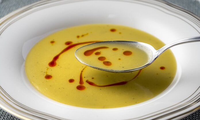 Baklagiller denildiğinde ilk akla gelen besinlerden biri olan mercimek, yüzyıllardır Anadolu sofralarının vazgeçilmezleri arasında yer alıyor. Günümüzde artan beslenme bilinciyle birlikte mercimek tüketimi, yalnızca alışkanlıkların değil, modern sağlıklı beslenme anlayışının da temel unsurlarından biri haline gelmiş durumda. Ekonomik olması, kolay ulaşılabilirliği ve yüksek besin değeri mercimeği her kesim için önemli bir gıda haline getiriyor. Konulu bir haber görseli.