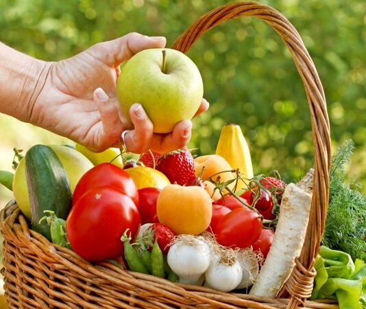 Günümüz dünyasında sağlıklı yaşam arayışı giderek artarken, beslenme alışkanlıkları da bu arayışın merkezinde yer alıyor. Özellikle doğal ve dengeli bir yaşam sürmek isteyen bireyler, gıdaların yalnızca içeriğine değil, hangi dönemde tüketildiğine de dikkat etmeye başladı. Bu noktada mevsimsel beslenme, hem sağlık hem de çevresel sürdürülebilirlik açısından öne çıkan bir yaklaşım olarak değerlendiriliyor. Doğanın sunduğu ürünleri kendi zamanında tüketmek, insan vücudunun ihtiyaçlarıyla doğanın döngüsü arasında güçlü bir uyum kurulmasını sağlıyor. Konulu bir haber görseli.