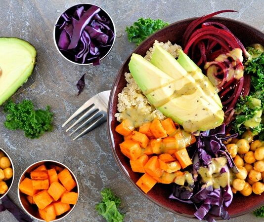 Günümüzde hızlanan yaşam temposu, beslenme alışkanlıklarını da köklü biçimde değiştirmiştir. Hazır ve aşırı işlenmiş ürünlerin yaygınlaşmasıyla birlikte, doğal besinlerden uzaklaşma riski artmıştır. Bu noktada minimal işlenmiş gıdalar, hem sağlıklı yaşamı destekleyen hem de beslenmede dengeyi yeniden kurmayı amaçlayan önemli bir alternatif olarak öne çıkmaktadır. Tüketiciler artık yalnızca doymayı değil, ne tükettiklerini bilmeyi ve bedenlerine uzun vadede nasıl etki ettiğini de önemsemektedir. Konulu bir haber görseli.