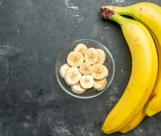 Tropik iklimlerin en bilinen meyvelerinden biri olan muz, günümüzde dünyanın hemen her bölgesinde kolayca ulaşılabilen temel gıdalar arasında yer almaktadır. Yumuşak dokusu, tatlı aroması ve pratik tüketimi sayesinde muz, çocuklardan yetişkinlere kadar geniş bir kesim tarafından tercih edilmektedir. Sadece lezzetiyle değil, besleyici yapısıyla da öne çıkan muz, modern beslenme anlayışında önemli bir konuma sahiptir. Artan sağlıklı yaşam bilinciyle birlikte muz tüketimi, hem günlük diyetlerin hem de sporcu beslenmesinin vazgeçilmez unsurlarından biri haline gelmiştir. Konulu bir haber görseli.