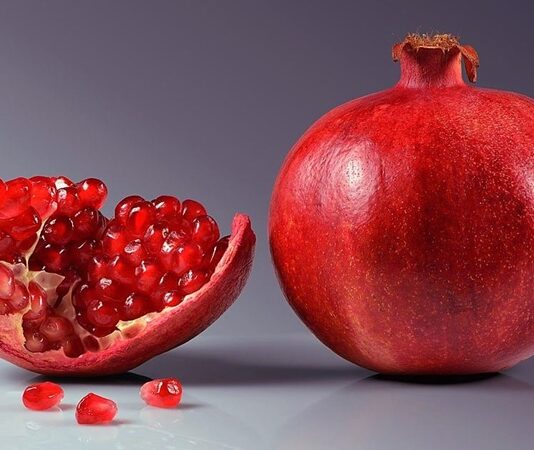 Nar, Anadolu coğrafyasında yalnızca bir meyve değil; bereketin, bolluğun ve devamlılığın simgesi olarak yüzyıllardır yaşamın merkezinde yer alıyor. Kırmızı taneleriyle dikkat çeken bu meyve, hem geleneksel inanışlarda hem de günlük beslenme kültüründe kendine sağlam bir yer edinmiş durumda. Günümüzde nar üretimi tarımsal ekonomi açısından da önemli bir konuma ulaşırken, sofralarda taze tüketimden soslara kadar geniş bir kullanım alanı buluyor. Konulu bir haber görseli.