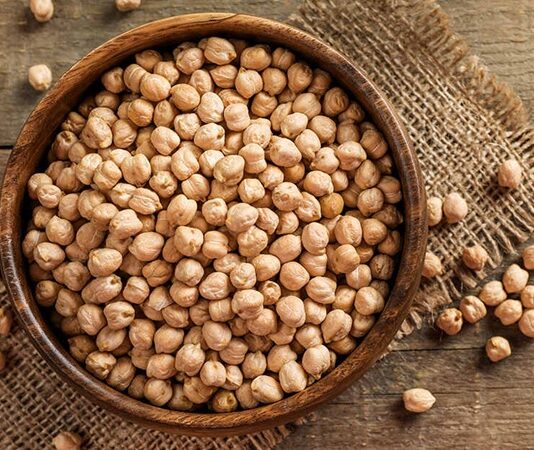 Nohut Tüketimi İle Geleneksel Sofralardan Sağlıklı Yaşama Baklagiller ailesinin en köklü üyelerinden biri olan nohut, yüzyıllardır Anadolu mutfağının temel besin kaynakları arasında yer alıyor. Günümüzde artan sağlıklı yaşam arayışlarıyla birlikte nohut tüketimi, yalnızca geleneksel bir alışkanlık olmaktan çıkıp bilinçli sağlıklı beslenme anlayışının önemli bir parçası haline gelmiş durumda. Hem ekonomik hem de besleyici olması, nohudu farklı yaş grupları için vazgeçilmez kılıyor. Konulu bir haber görseli.