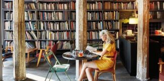 Kitap kafeler, modern şehir yaşamında okuma alışkanlığını sosyal deneyimle birleştiren özel mekânlar olarak öne çıkıyor. Sessizliği, kokusu ve atmosferiyle kitapçıları; sıcaklığı ve rahatlığıyla kafeleri buluşturan kitap kafeleri, özellikle gençler ve şehirli okur profili için önemli bir buluşma noktası hâline gelmiş durumda. Bu mekânlar, sadece kitap okunan yerler olmanın ötesinde, düşünmenin, üretmenin ve paylaşmanın merkezleri olarak dikkat çekiyor. Konulu bir haber görseli.