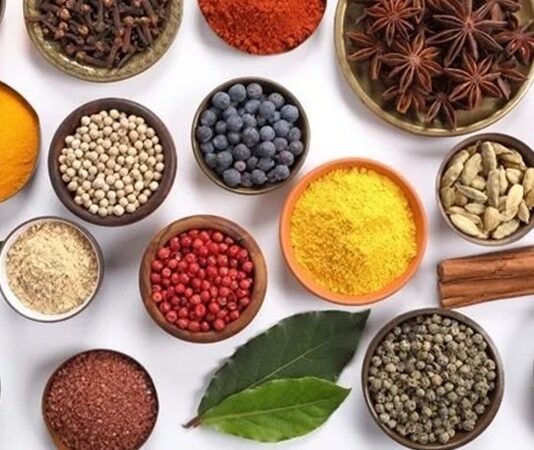 Günümüzde sağlıklı beslenmeye yönelik ilginin artmasıyla birlikte, mutfaklarda kullanılan ürünlerin kaynağı ve üretim şekli daha fazla sorgulanır hâle gelmiştir. Bu sorgulamanın merkezinde yer alan ürünlerden biri de organik baharatlardır. Yalnızca yemeklere tat ve aroma katmakla kalmayan baharatlar, aynı zamanda doğru üretildiğinde sağlık açısından da önemli katkılar sunar. Kimyasal kalıntılardan arındırılmış, doğal yöntemlerle yetiştirilen baharatlar, bu yönüyle geleneksel mutfak anlayışını modern beslenme bilinciyle buluşturur. Konulu bir haber görseli.