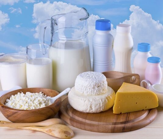 Türkiye’de son yıllarda sağlıklı yaşam bilincinin artmasıyla birlikte organik süt ürünleri pazarı dikkat çekici bir büyüme sergiliyor. Tüketiciler artık yalnızca doyurucu değil, aynı zamanda güvenilir ve doğaya saygılı gıdaları tercih etmeye yöneliyor. Bu eğilim, özellikle organik süt, organik yoğurt, organik peynir ve organik tereyağı gibi ürünlerin hem büyük şehirlerde hem de Anadolu’da daha fazla talep görmesine neden oluyor. Konulu bir haber görseli.