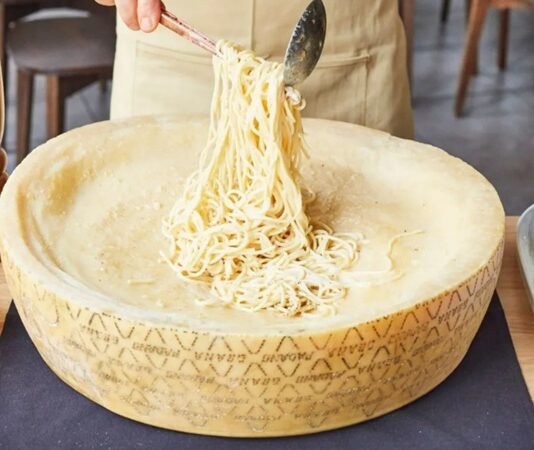 Dünya mutfağının en köklü ve saygın peynirlerinden biri olan parmesan, yüzyıllardır süregelen üretim geleneği ve kendine özgü aromasıyla gastronomi dünyasında ayrıcalıklı bir yere sahip. Asıl adıyla Parmigiano Reggiano olarak bilinen bu eşsiz peynir, özellikle İtalyan mutfağının temel taşlarından biri olarak kabul ediliyor. Sert dokusu, yoğun umami tadı ve uzun olgunlaşma süresiyle öne çıkan parmesan peyniri, bugün yalnızca İtalya’da değil, dünyanın dört bir yanında mutfakların vazgeçilmezleri arasında yer alıyor. Konulu bir haber görseli.